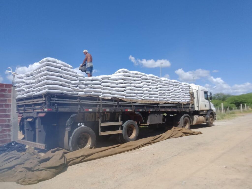 FEPESBA entrega mais de 5 toneladas de ração para piscicultores em Itapebi